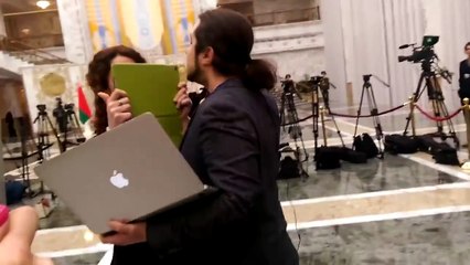 Журналист LifeNews гавкает! РЖАЧ! Жесть