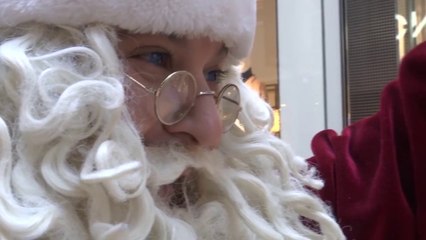 Farid est Père Noël. Un métier qui offre du bonheur et un bon salaire...