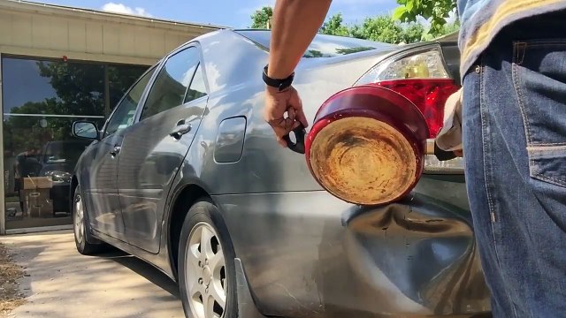 Izlio je ključalu vodu na oštećeni branik. Nakon nekoliko sekundi je napravio nevjerovatnu stvar!