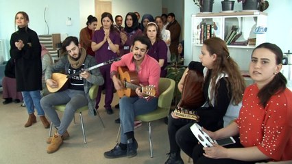 Ezgileriyle kanser hastalarına moral veriyorlar