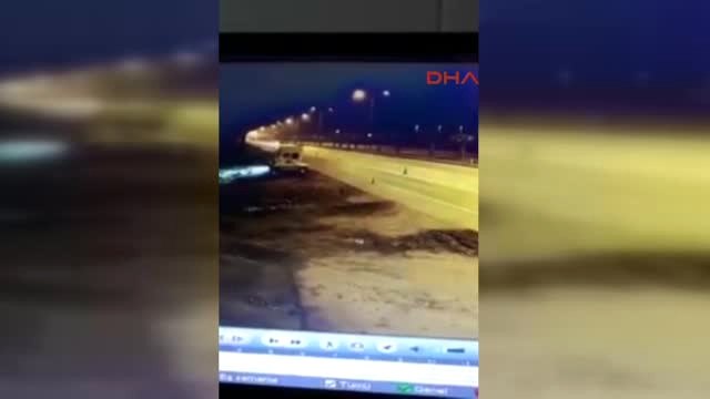 Kahramanmaraş Tır, Polis Kulübesinin Üzerine Devrildi 1'i Polis, 3 Yaralı