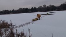 Un sauvetage d'un chien sur la glace qui a failli couté la vie à cet homme