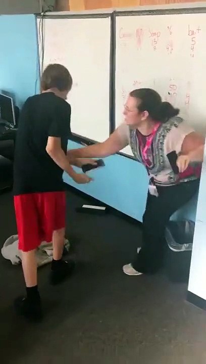 Etats-Unis : un adolescent met sa prof KO avec...