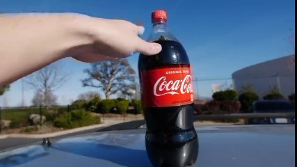 Il verse du coca dans son réservoir pour une expérience, et ce qui devait arriver arriva