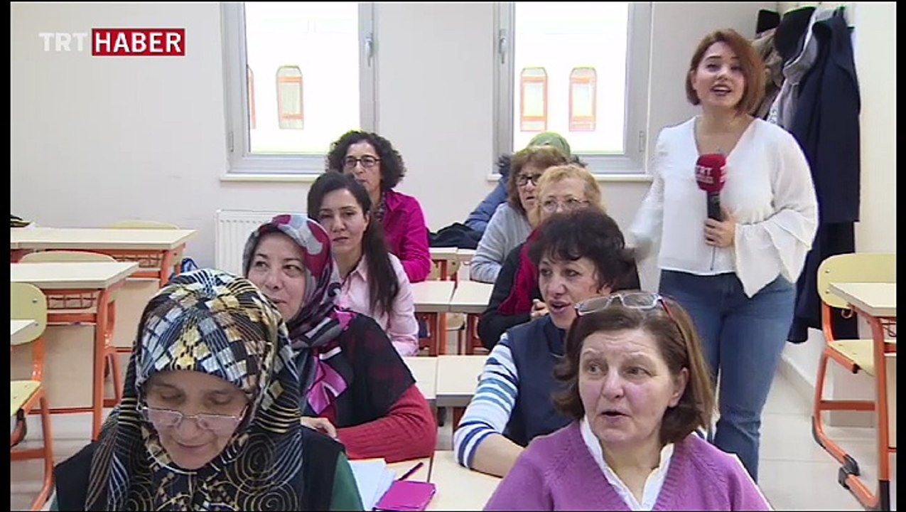 50 yaş üstü kadınlar ingilizce kursunda dil öğreniyor