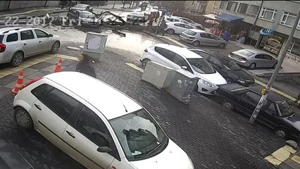 Ankara-Özel) Başkent'te Akılalmaz Olay... Ağacın Devrilme Anı Saniye Saniye Böyle Görüntülendi