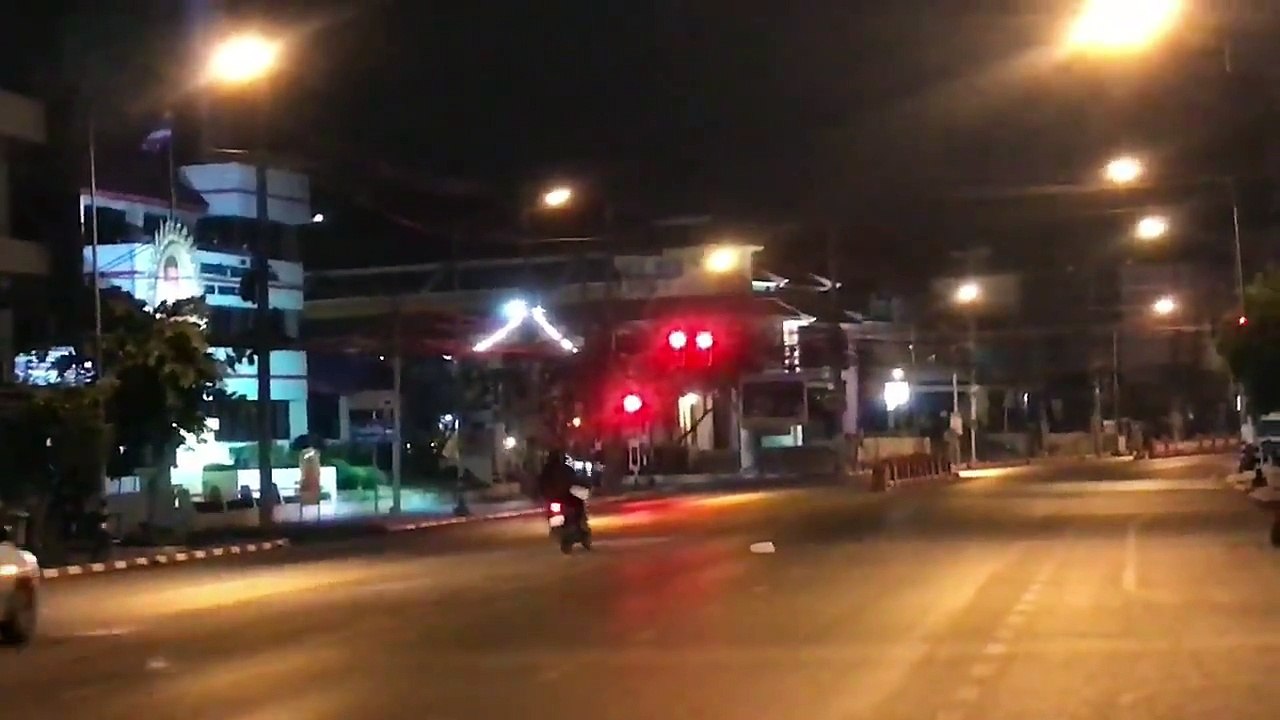 INSIDER THAILAND-The fastest traffic light in the world