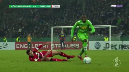 La simulation ridicule de l'entraîneur Heiko Herrlich pendant un match de football (Allemagne)