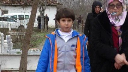 Şehit babasının mevlitinde gözyaşlarına boğuldu