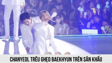 Chanyeol trêu ghẹo Baekhyun trên sân khấu
