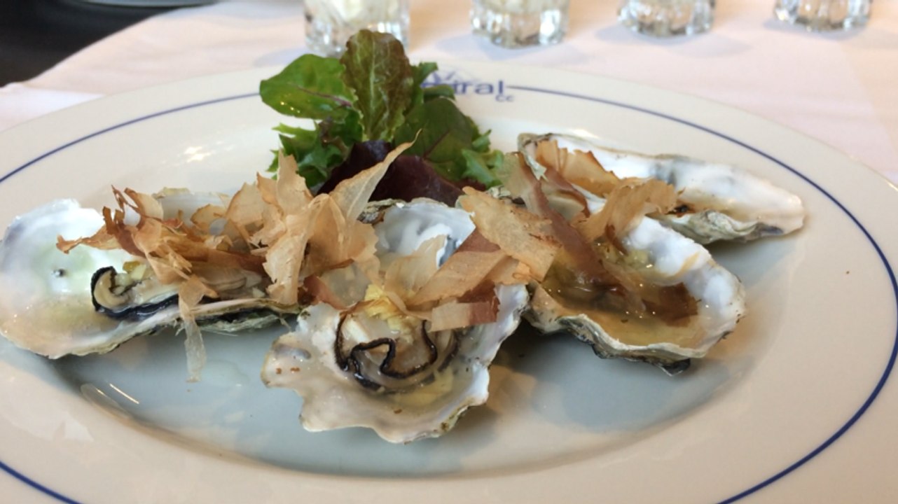 Huîtres pochées au pastis marin, avec des copeaux de katsuobushi qui gigotent !