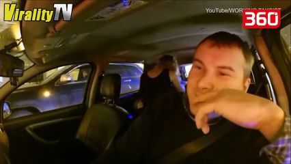 Çifti kryen marrëdhënie brenda në taksi, shoferit i ikën truri dhe i flak jashtë (360video)
