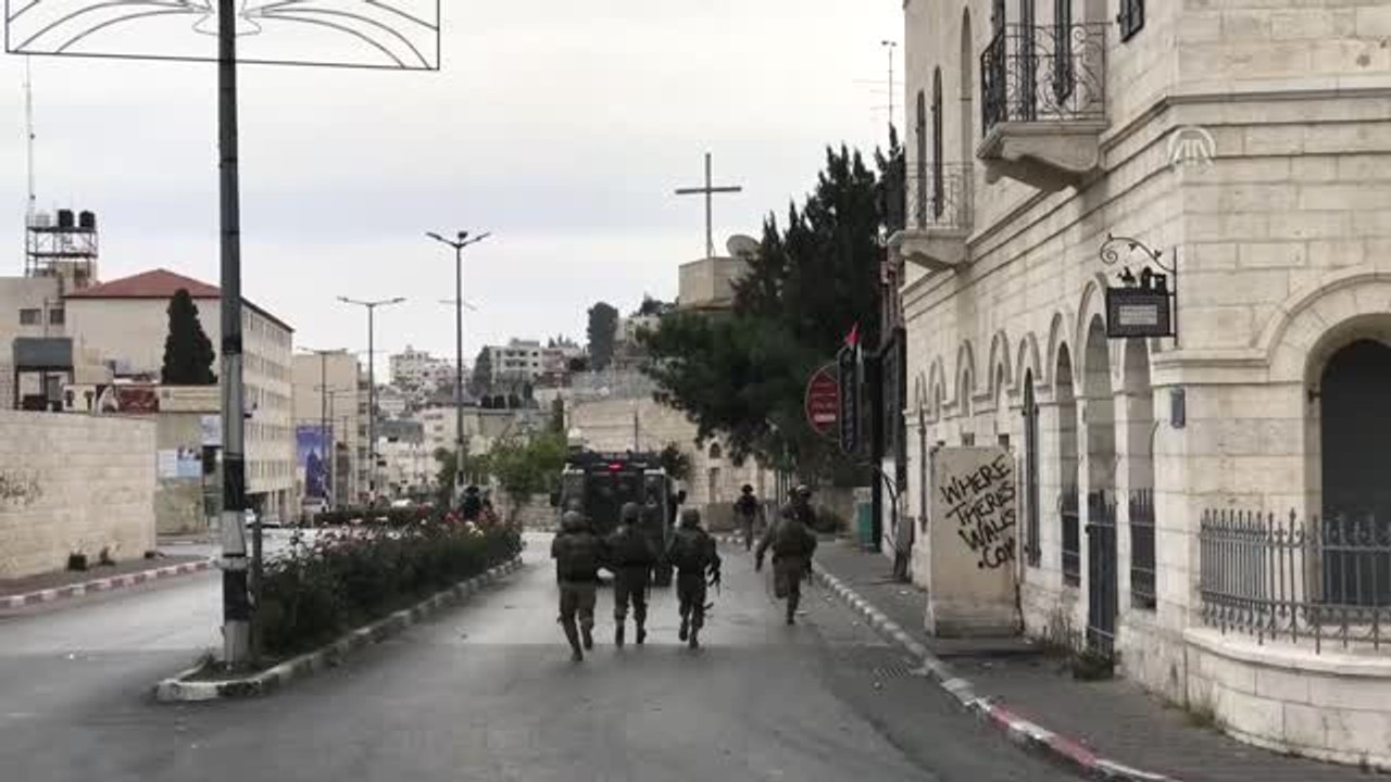 Batı Şeria'daki Gösterilere Müdahalelerde Filistinli Bir Genç Gözaltına Alındı
