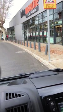 Un sanglier défonce la vitrine dun magasin Intermarché (Gard)