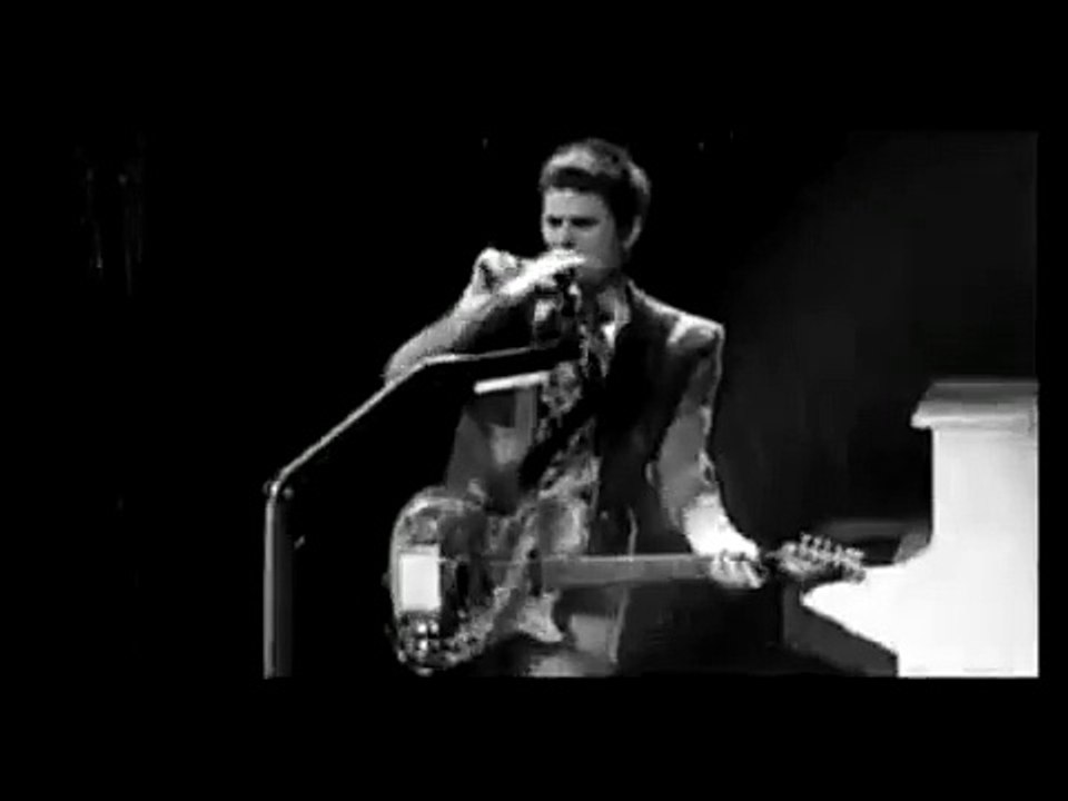 Muse - Interlude + Hysteria, Gibson Amphitheater, KROQ Almost Acoustic Christmas, Los Angeles, CA, USA  12/13/2009