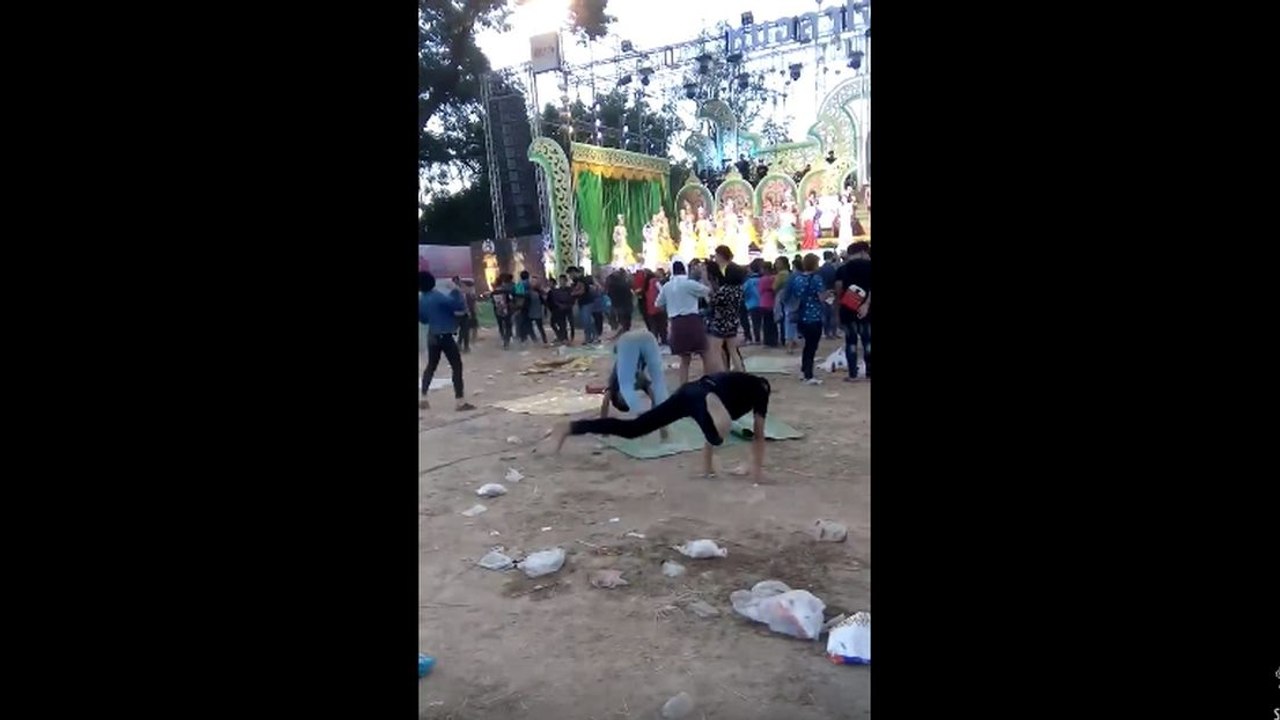 Danse étrange pendant un concert (Thaïlande)