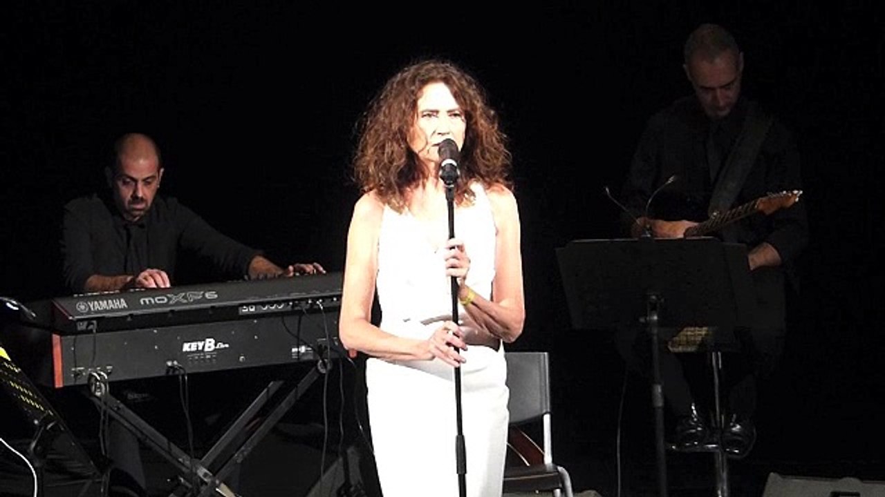 GIGLIOLA CINQUETTI A PARIGI canta "SI"