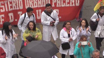 Descargar video: Médicos bolivianos cumplen un mes de paro a la espera del diálogo con el Gobierno