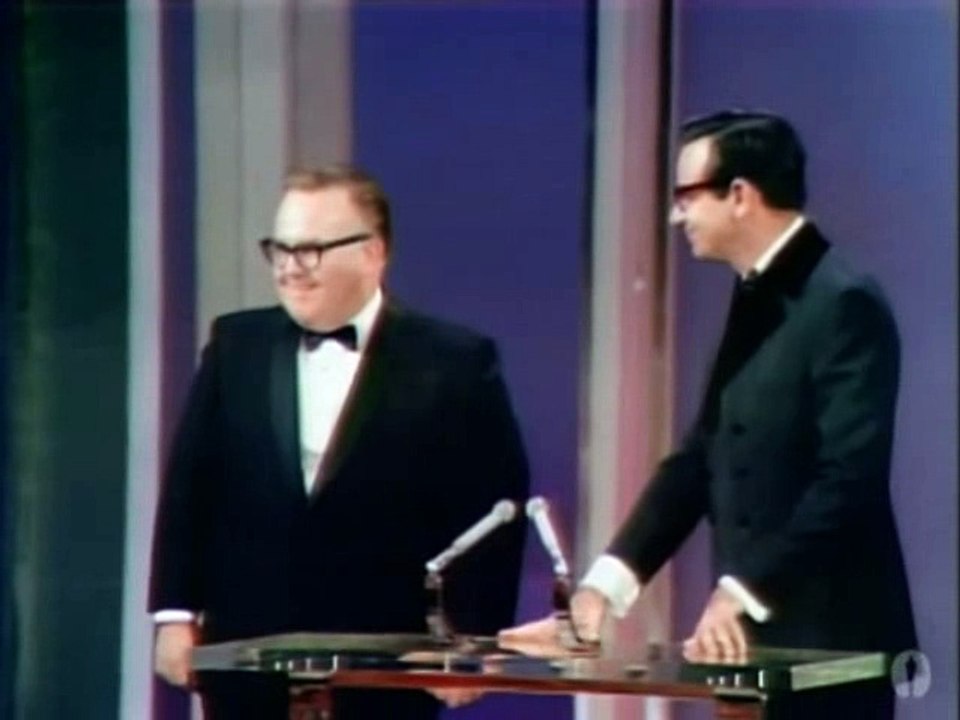 Walter Mathau entrega un Oscar especial a los efectos especiales de "El planeta de los simios"