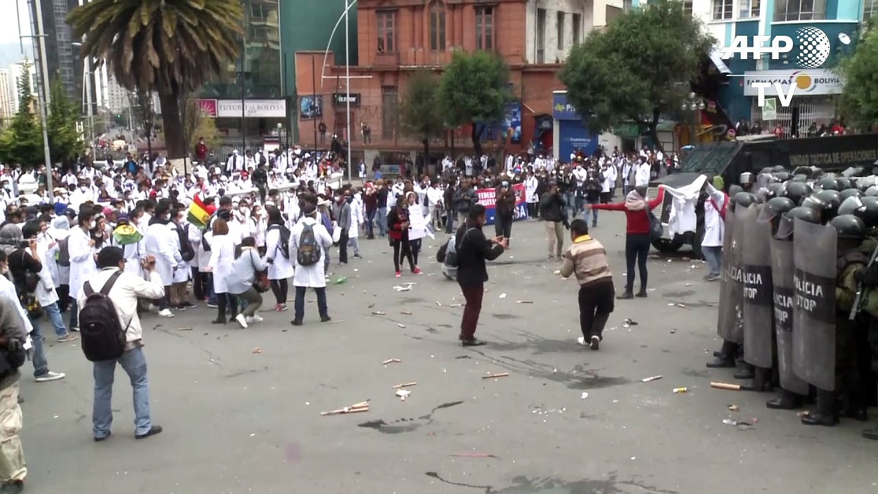 Enfrentamientos entre médicos en huelga y polic...