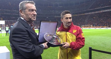 Galatasaray Taraftarı Sabri Sarıoğlu'nu Alkışlarla Karşıladı