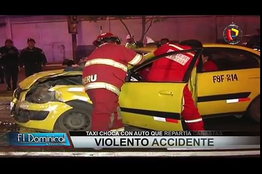 Centro de Lima: Taxi choca con auto que repartía canastas navideñas