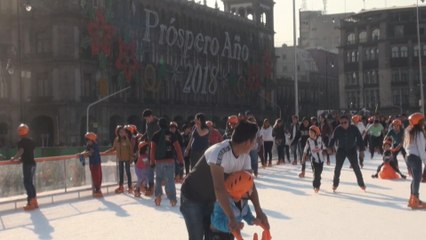 El Zócalo de Ciudad de México se transforma en una gigante pista de hielo