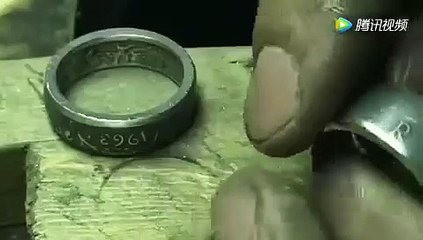 牛人用硬幣打造成一枚戒指，價值翻了百倍，這發財路學不來-cdIL664Kkms