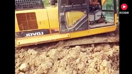 牛人開挖掘機爬坡，據說老闆給15000工資，老司機都不得不佩服-Sk34TU5AKtY