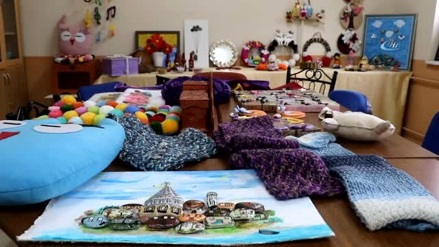 Engellerini Örgü Örerek Aşıyorlar