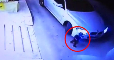Feci Kaza Kamerada! 3 Yaşındaki Miniği Altına Alan Aracı Kaldırıp Çocuğu Kurtardılar