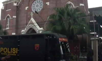 Petugas Gegana Sterilkan Gereja Jelang Perayaan Natal