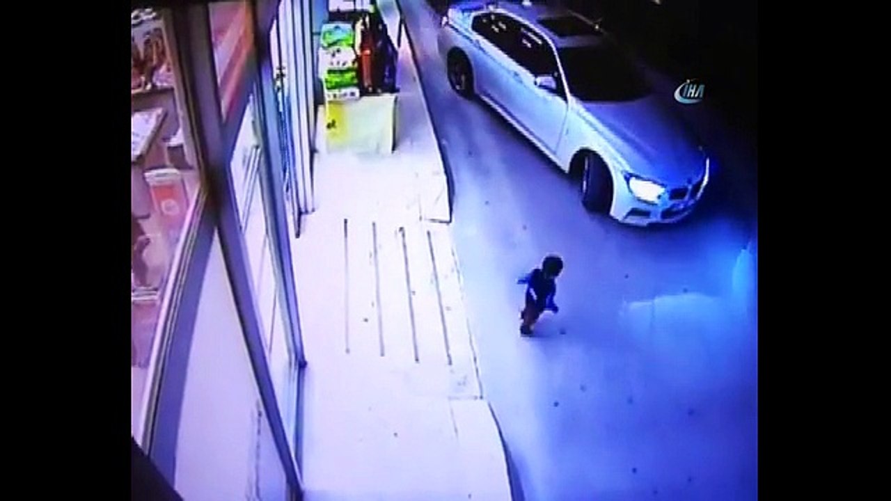 Feci kaza kamerada... Aracın altında kalan çocuk için seferber oldular