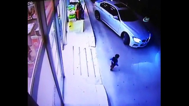 Feci kaza kamerada... Aracın altında kalan çocuk için seferber oldular