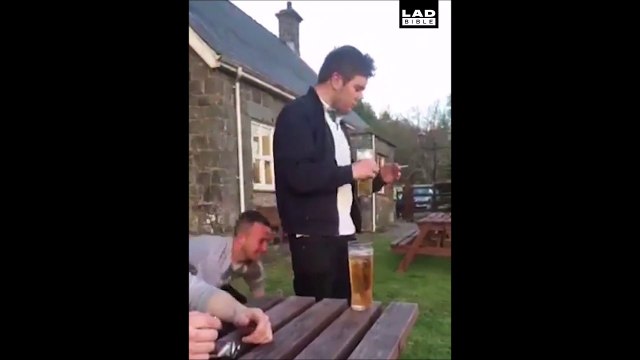 Ce gars va faire la pire blague à son pote... qui fini KO avec sa bière par terre