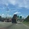 Ce conducteur de camion roule avec la remorque levée sur l'autoroute et c'est le drame