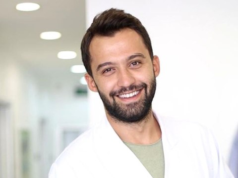 Ünlü Diş Hekimi Eyüp Çelik'in Lamina Porselen Uygulaması ile Mutlu Gülüşler