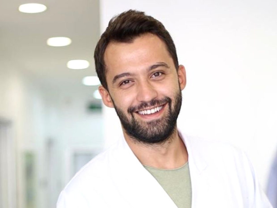 Ünlü Diş Hekimi Eyüp Çelik'in Lamina Porselen Uygulaması ile Mutlu Gülüşler