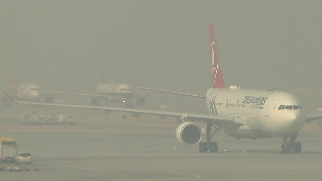 안개로 인천공항 '마비'...항공편 연쇄 지연 / YTN