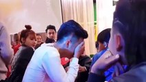 Thanh niên khóc ngất trong đám cưới bạn thân