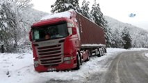 Kazdağları'nda yoğun kar yağışı nedeniyle araçlar yol kenarlarında mahsur kaldı