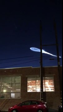 Une fusée SpaceX vole au-dessus de Los Angeles de Nuit !