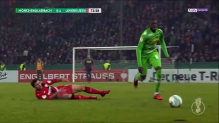 Un entraineur de foot fait une simulation plus que grotesque