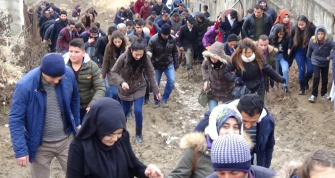 Hakkarililer, Cumhurbaşkanı Erdoğan'ı Görmek İçin Çamura Bata Çıka Alana Akın Etti