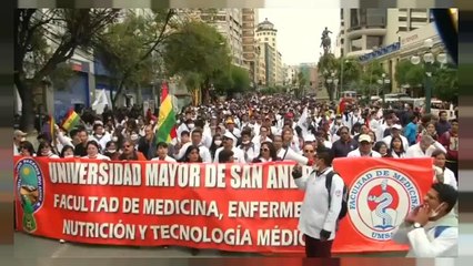 Bolivian health professionals continue to protest against new criminal code