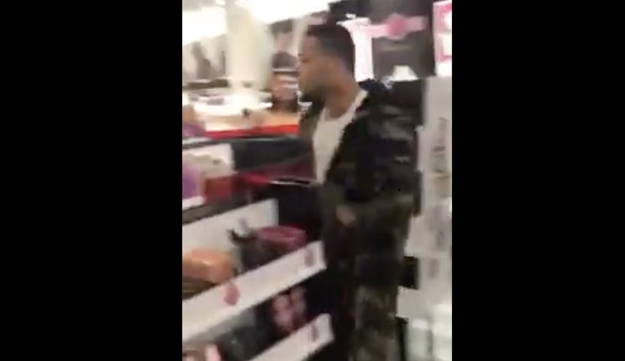 Ce magasin sephora est dévasté par des clients qui s'embrouillent en pleines courses de Noël !