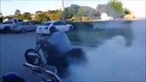 Un biker débile tente un burnout et se rate complètement