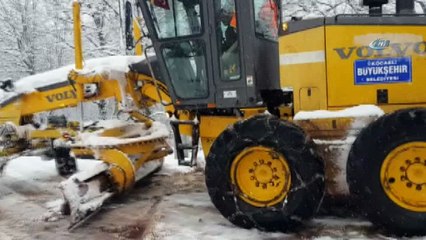Karda ilerleyemeyen ambulansın yardımına belediye ekipleri yetişti