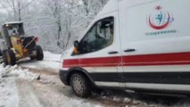 Karda İlerleyemeyen Ambulansın Yardımına Belediye Ekipleri Yetişti