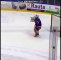 Ce gardien de hockey danse sur une musique de Noël en plein match !